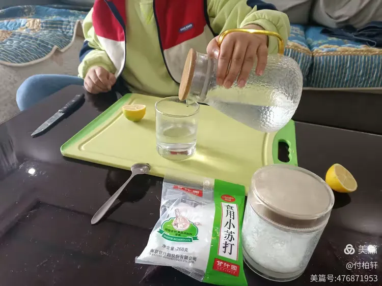 实验第二步:往杯子里倒水实验第一步:把柠檬切成两半